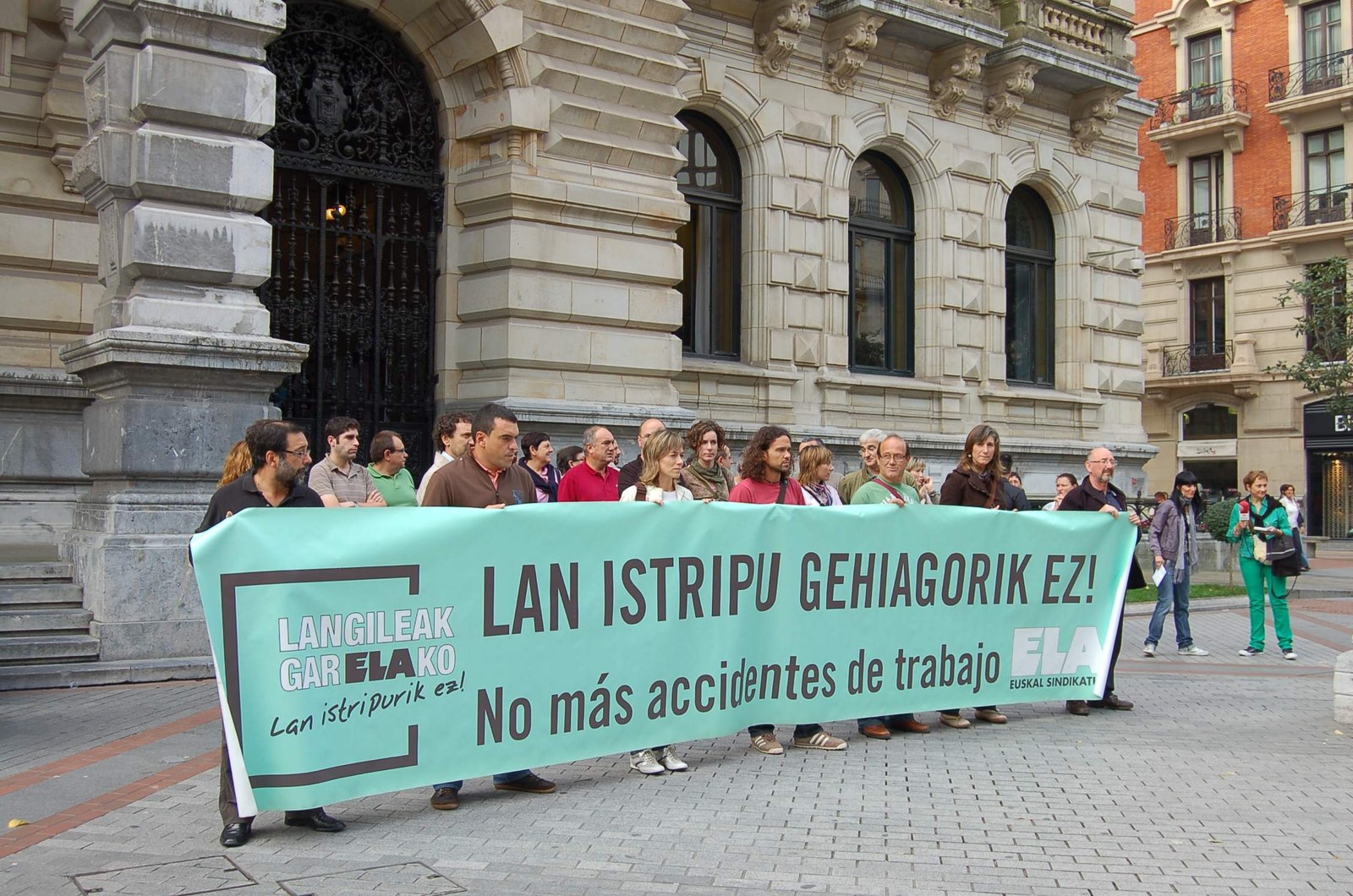 Solidaridad con los trabajadores fallecidos en accidente laboral