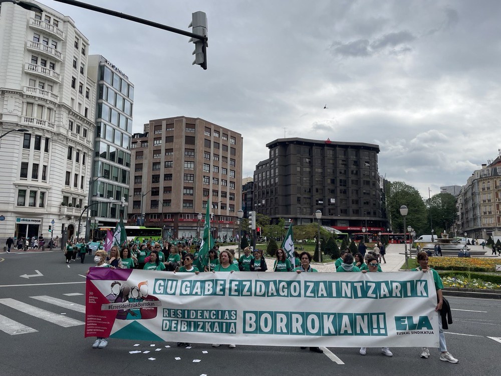 Trabajadoras escenifican la resurrección del convenio de residencias de Bizkaia