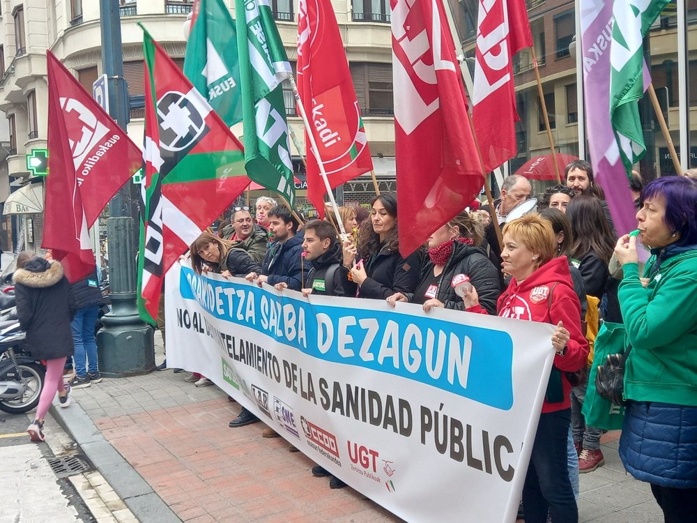 Concentración para exigir soluciones a la grave situación en Osakidetza