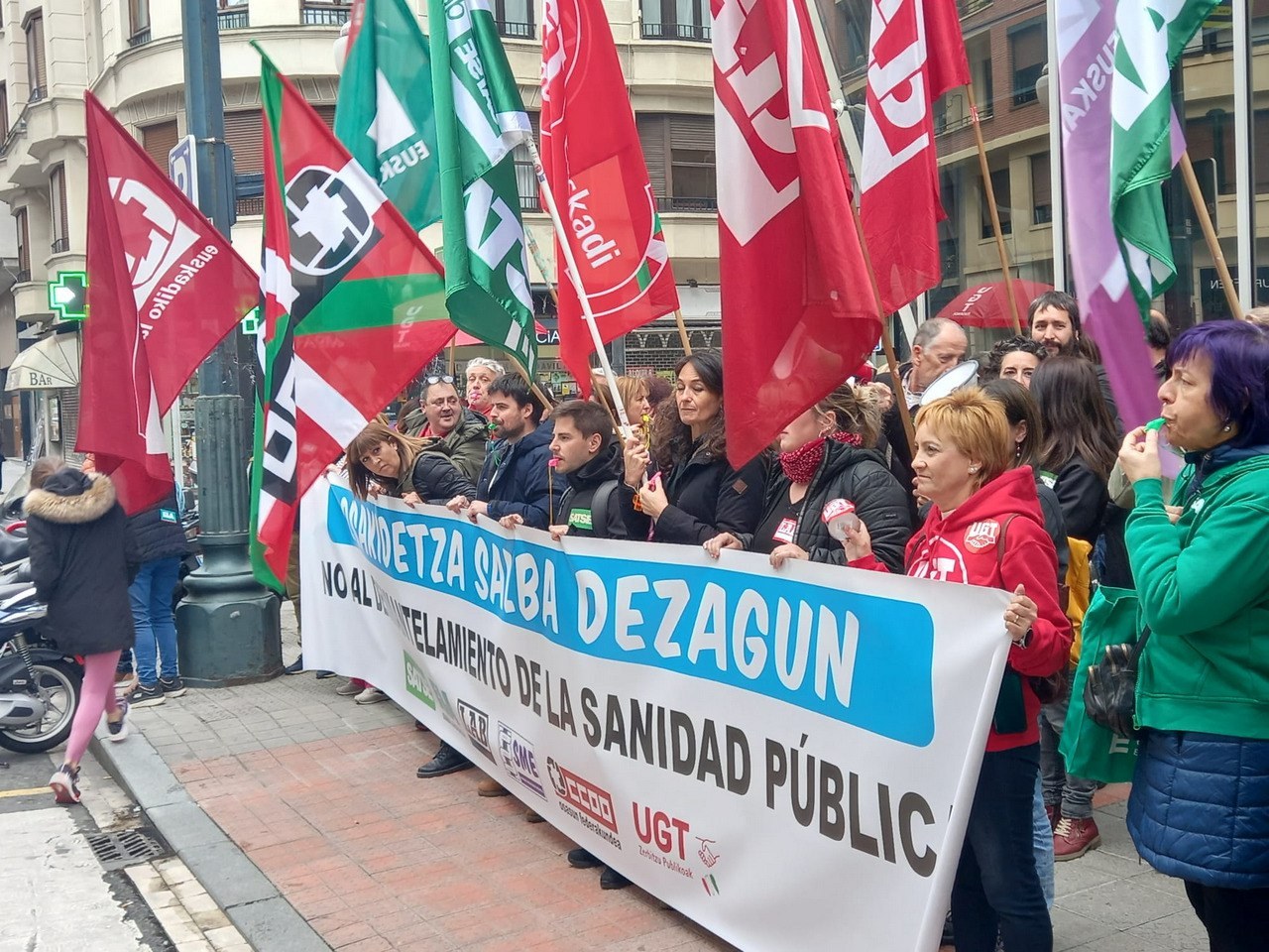 Concentración para exigir soluciones a la grave situación en Osakidetza Concentración para exigir soluciones a la grave situación en Osakidetza