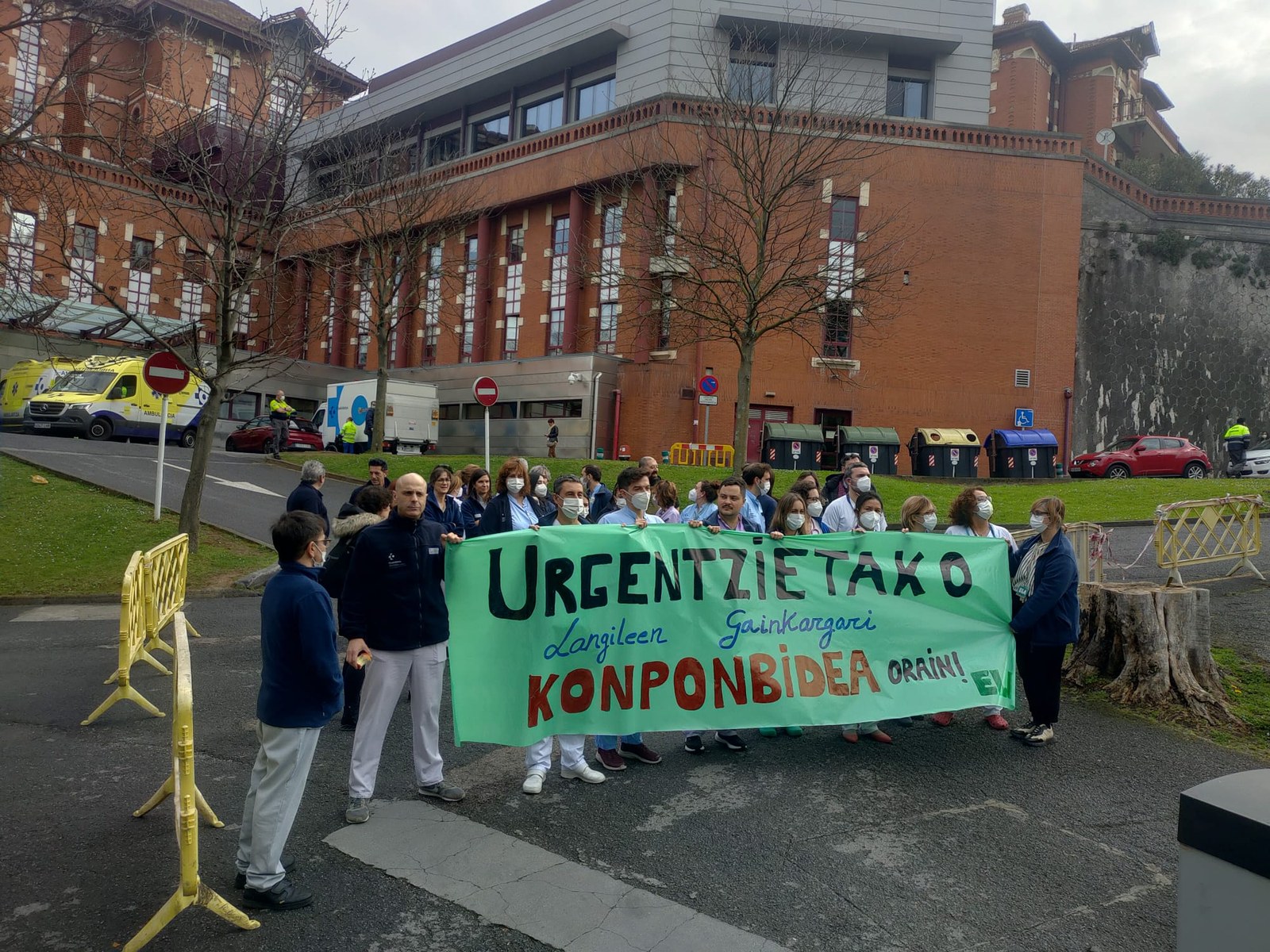 ELA se concentra con la plantilla de las urgencias de Basurto para denunciar la sobrecarga del servicio