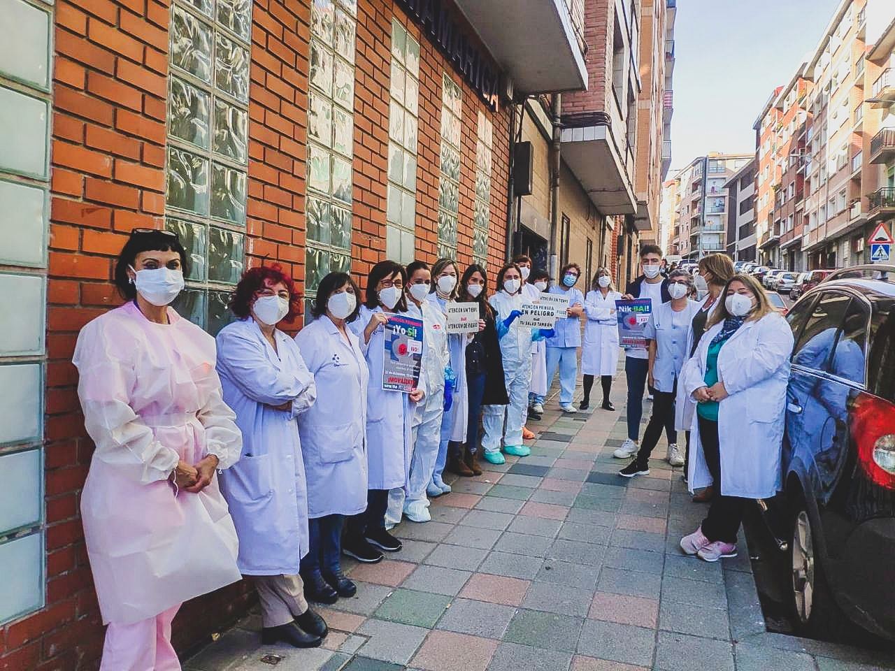Las modificaciones de los protocolos de actuación frente a la COVID-19 anunciadas por el Gobierno Vasco no responden a criterios epidemiológicos, sino a la falta de recursos Las modificaciones de los protocolos de actuación frente a la COVID-19 anunciadas por el Gobierno Vasco no responden a criterios epidemiológicos, sino a la falta de recursos