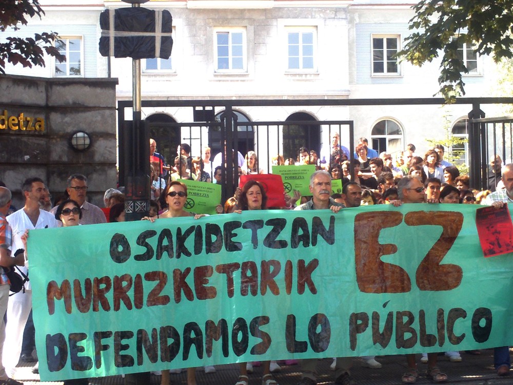 Los/as trabajadores/as del Hospital Txagorritxu, de la Red de Salud Mental y de la Organización Central en Araba vuelven a concentrarse en contra de los recortes
