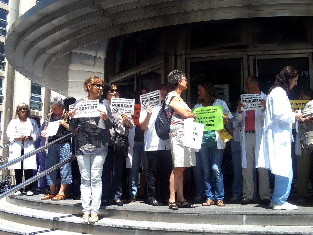Los trabajadores de los centros de salud en Comarca Araba se concentran en contra de los recortes