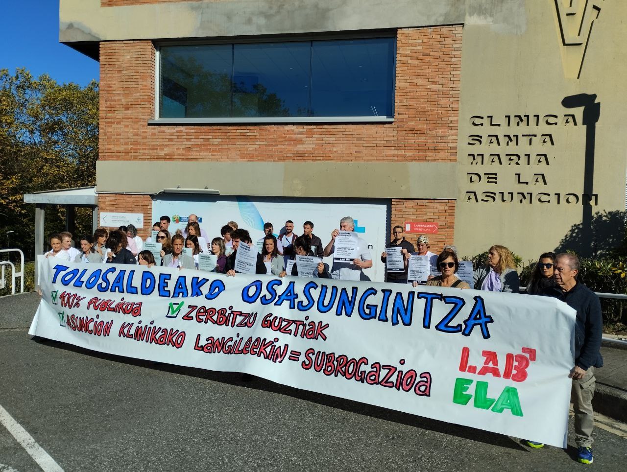 Manifestación para exigir un hospital totalmente público y garantizar la subrogación Manifestación para exigir un hospital totalmente público y garantizar la subrogación