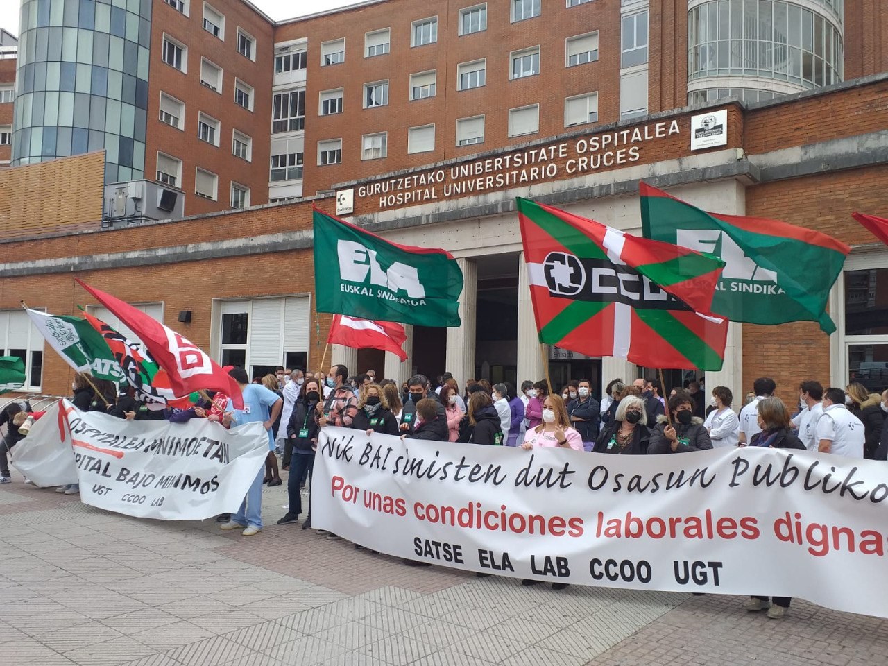 Movilización ante el Hospital de Cruces por los recortes en Osakidetza