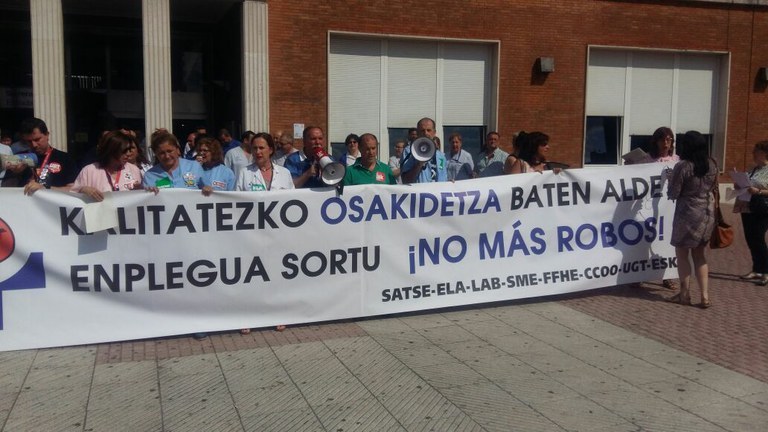 Profesionales de Osakidetza exigen que los dirigentes políticos recapaciten Profesionales de Osakidetza exigen que los dirigentes políticos recapaciten
