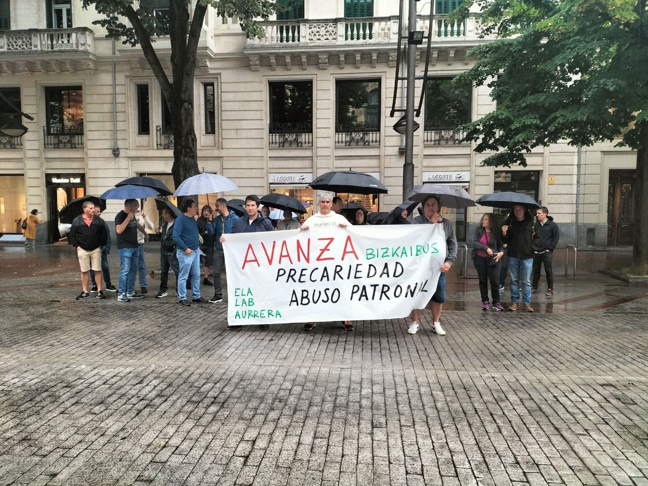 Trabajadores se concentran ante la Diputación de Bizkaia para denunciar la precariedad laboral y la falta de medios