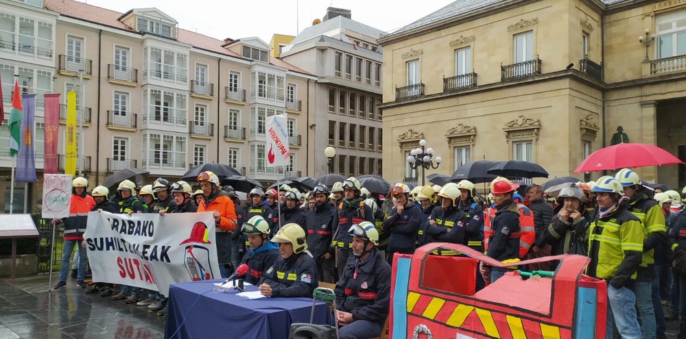 Los bomberos y bomberas de Araba denuncian la escasez de personal y medios