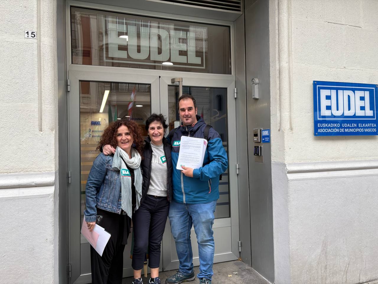 ELA entrega más de 4.000 adhesiones para reclamar mejoras laborales en los ayuntamientos