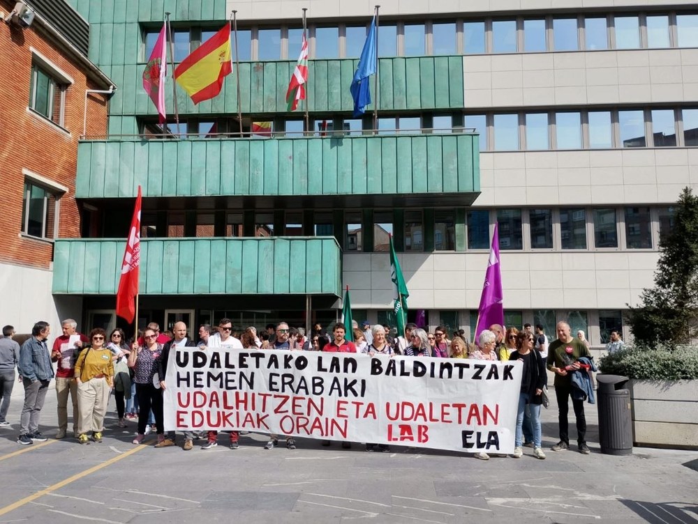 ELA y LAB convocan huelga para mejorar las condiciones laborales de los ayuntamientos