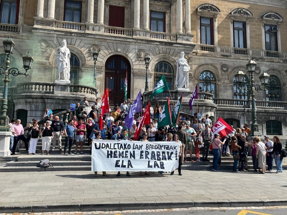 ELA y LAB convocarán huelga en los ayuntamientos vascos el próximo 8 de octubre