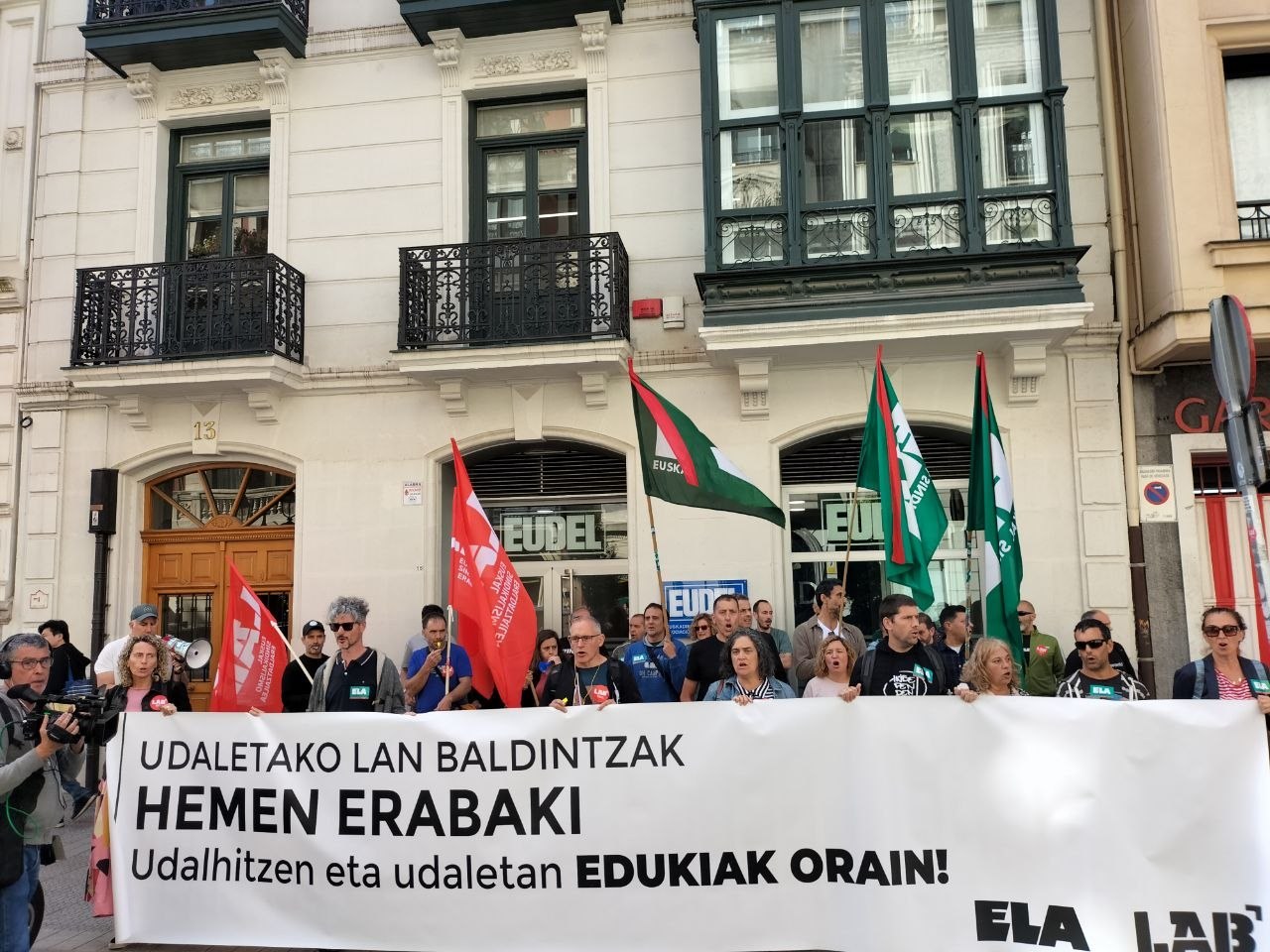 ELA y LAB valorarán intensificar la huelga si no se respeta la mayoría sindical