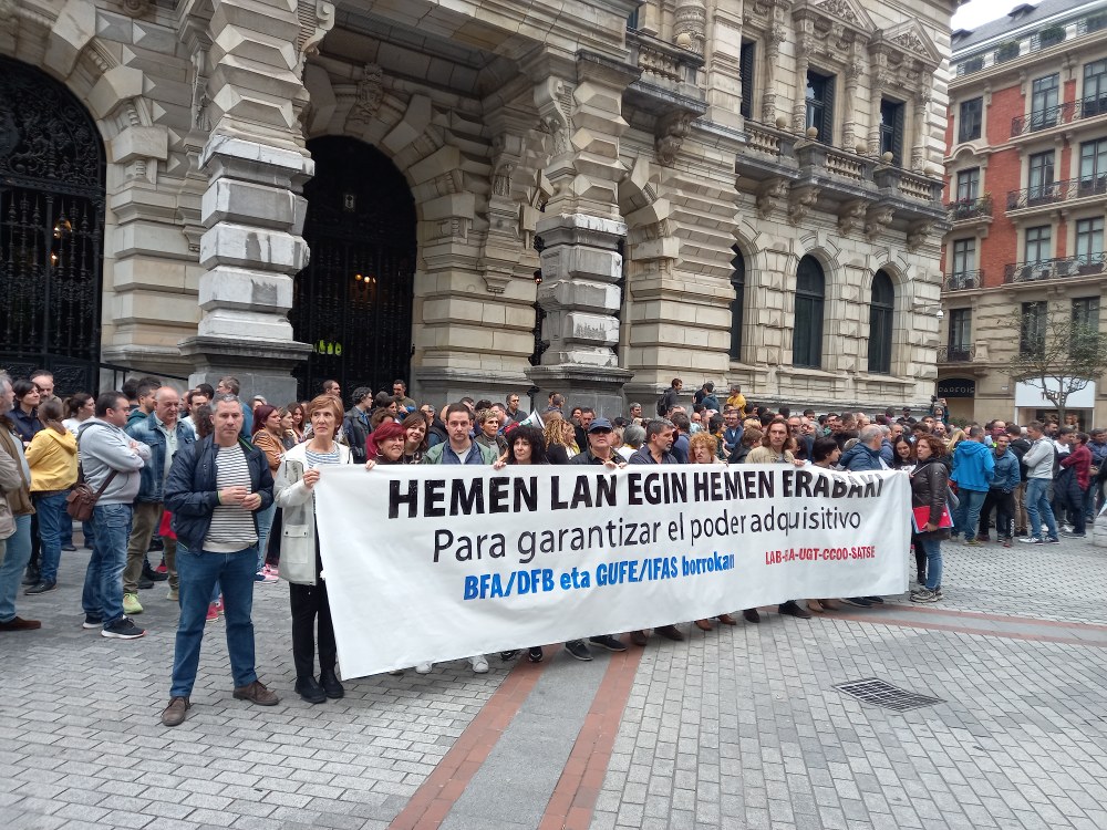 La plantilla de la Diputación Foral de Bizkaia sale a la calle para reclamar la renovación del convenio