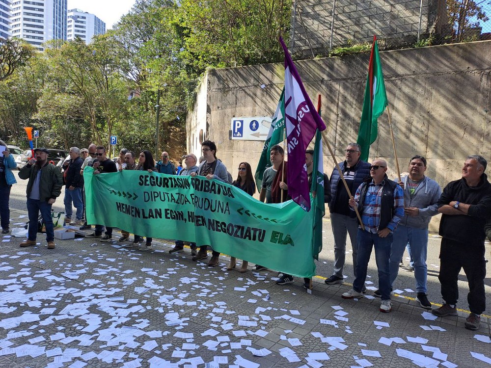 Los vigilantes se concentran ante la Delegación de Hacienda en Bilbao