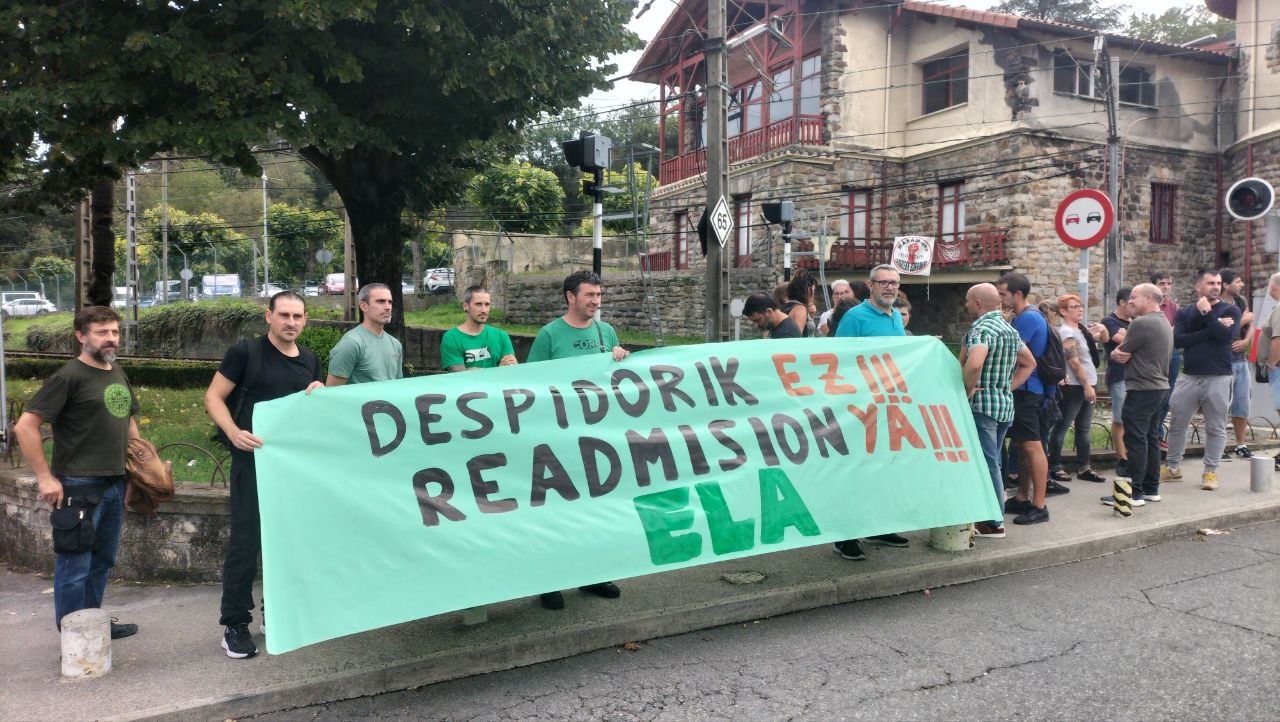 Concentración de ELA contra los depidos en la antigua Dinamita de Galdakao