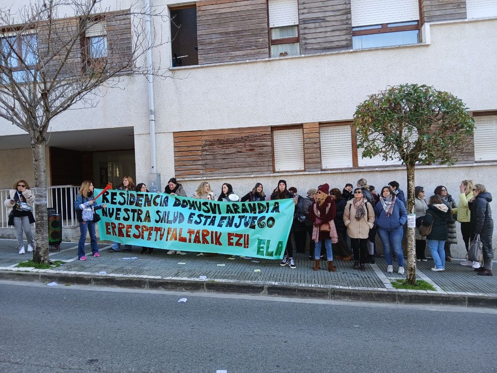 Continúan la falta de material de trabajo y el retraso en el pago de los salarios