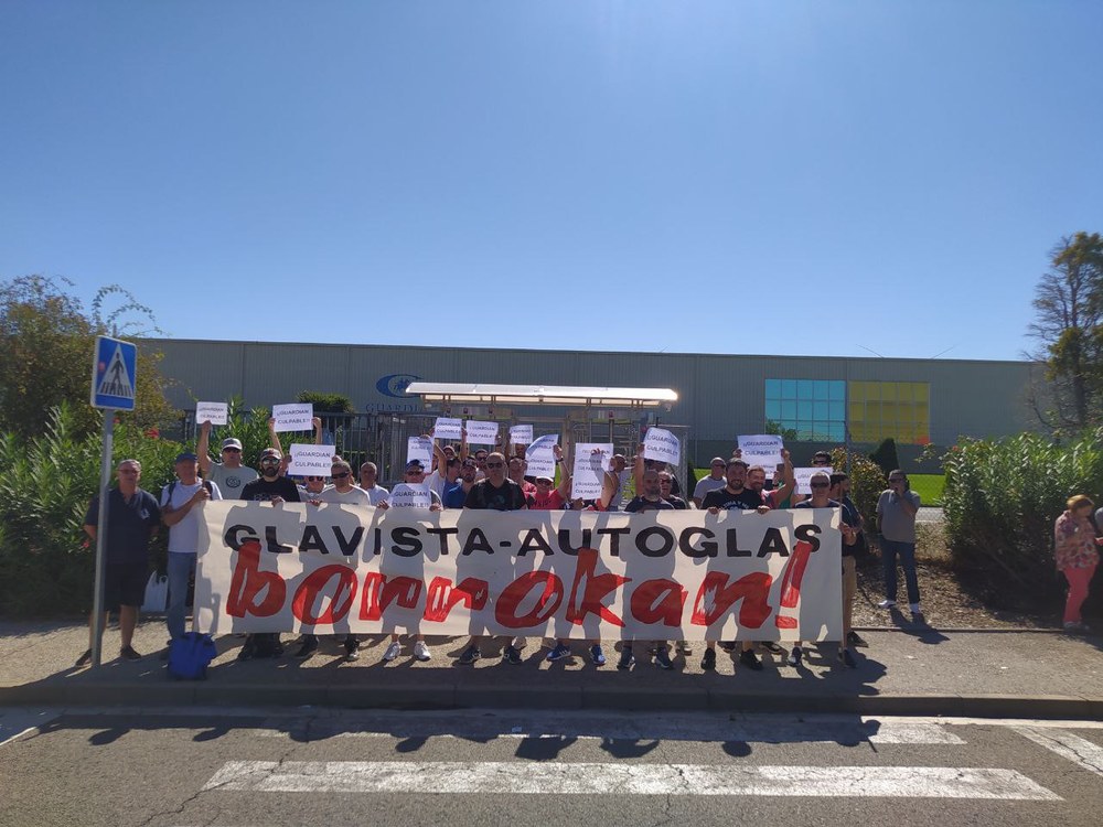 La plantilla se concentra ante la planta de Guardian en Tudela