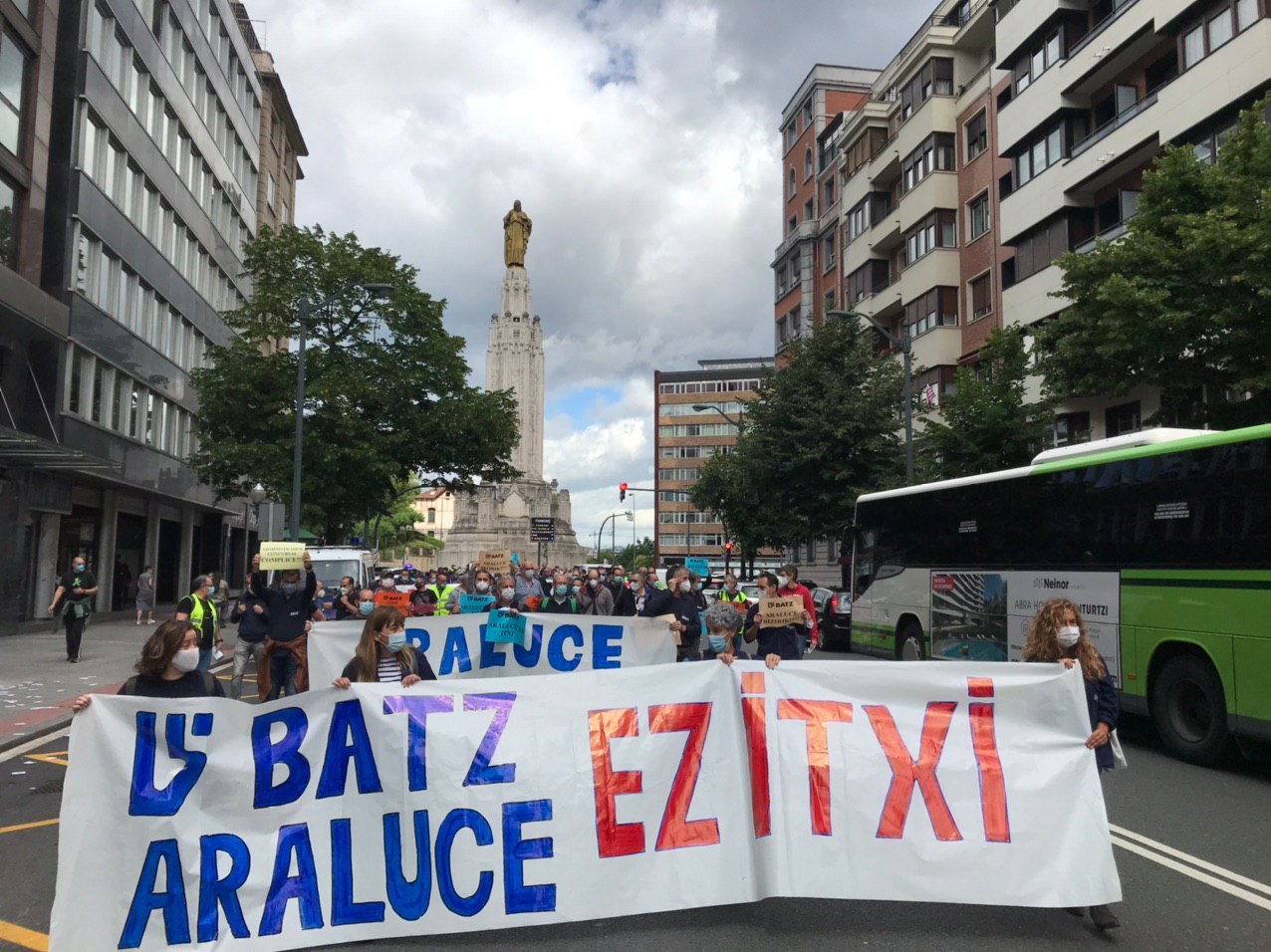 Cientos de personas arropan a los trabajadores de Batz Araluce en Bilbao Cientos de personas arropan a los trabajadores de Batz Araluce en Bilbao