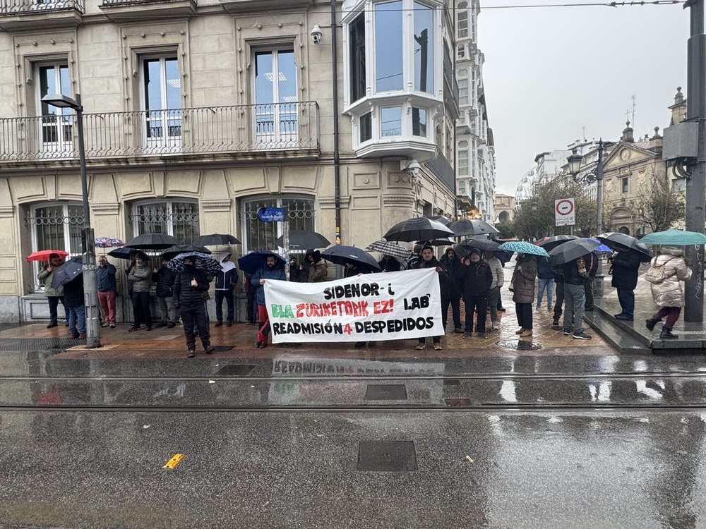 Concentración ante el Parlamento Vasco para denunciar la situación de los cuatro despedidos