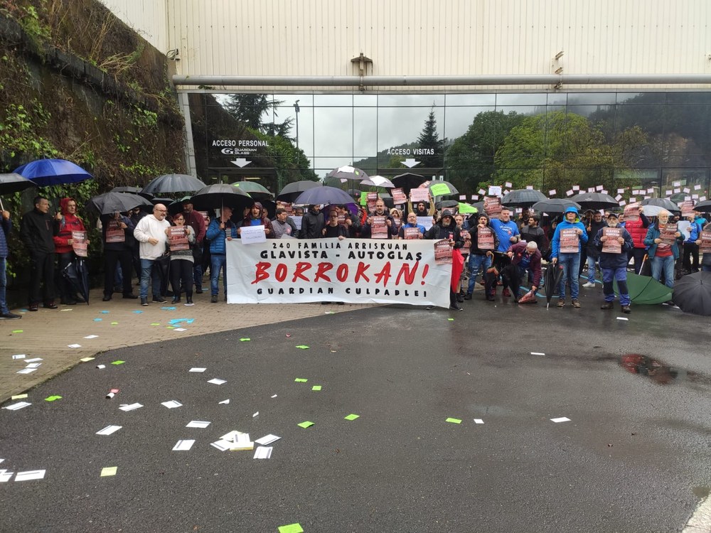 Concentración frente a la empresa Guardian de Llodio