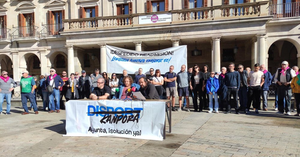 Concentración para exigir la reincorporación de la persona despedida