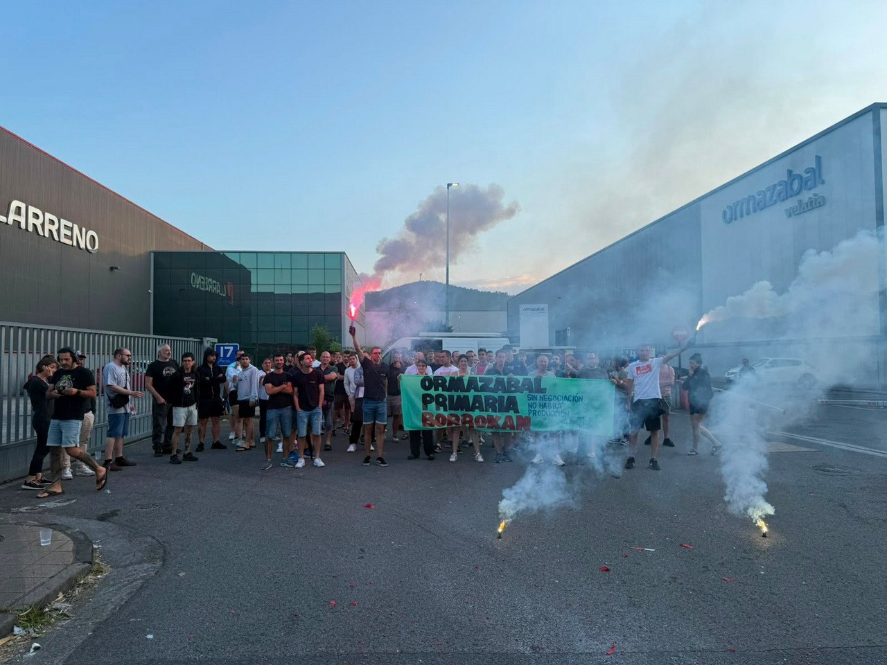 La huelga paraliza al 100% la producción y refuerza la presión por un convenio propio