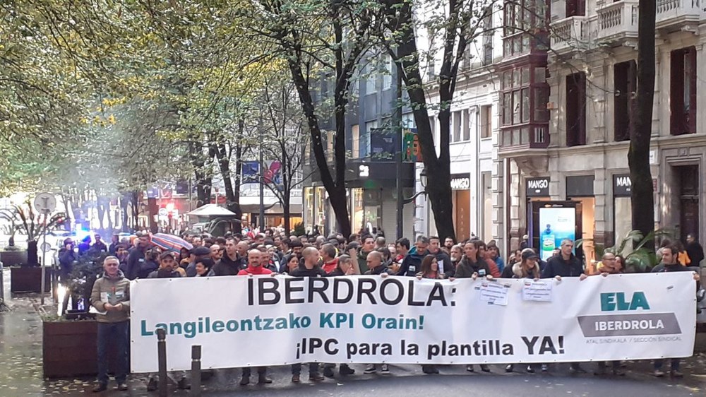 La plantilla de Iberdrola reclama un incremento salarial que garantice el IPC, en una manifestación en Bilbao