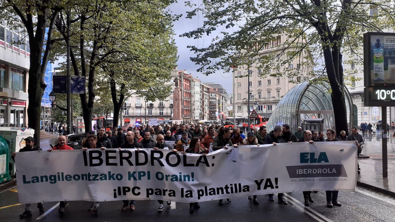 La plantilla de Iberdrola reclama un incremento salarial que garantice el IPC, en una manifestación en Bilbao La plantilla de Iberdrola reclama un incremento salarial que garantice el IPC, en una manifestación en Bilbao