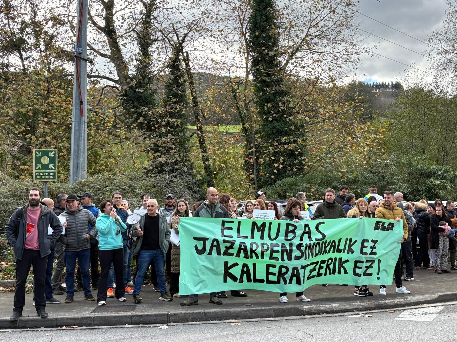 La plantilla denuncia los despidos y la persecución sindical