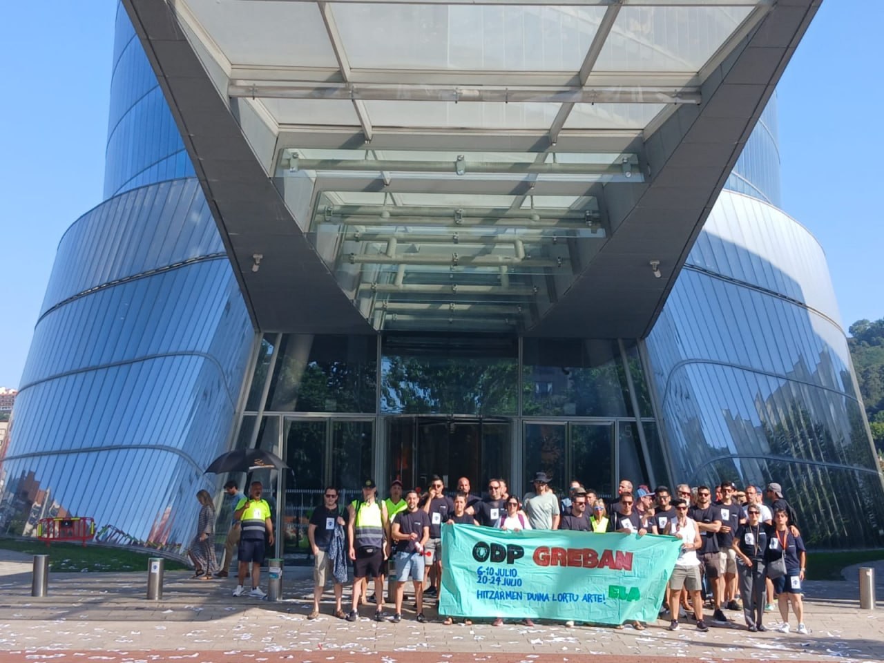 La plantilla lleva su protesta a las oficinas centrales