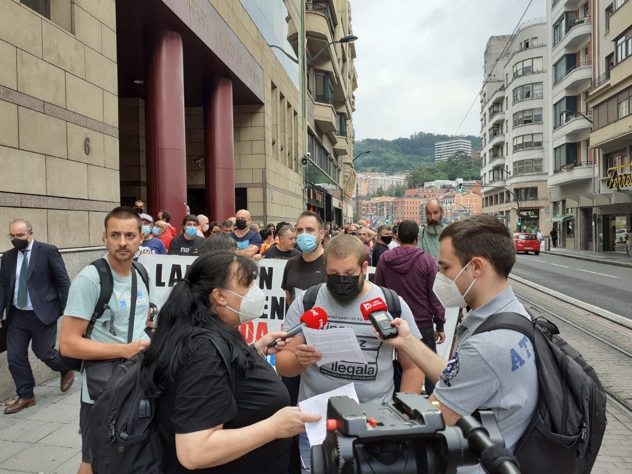 Los sindicatos denuncian la criminalización de la huelga, el día que se celebra el juicio contra tres trabajadores del metal de Bizkaia Los sindicatos denuncian la criminalización de la huelga, el día que se celebra el juicio contra tres trabajadores del metal de Bizkaia