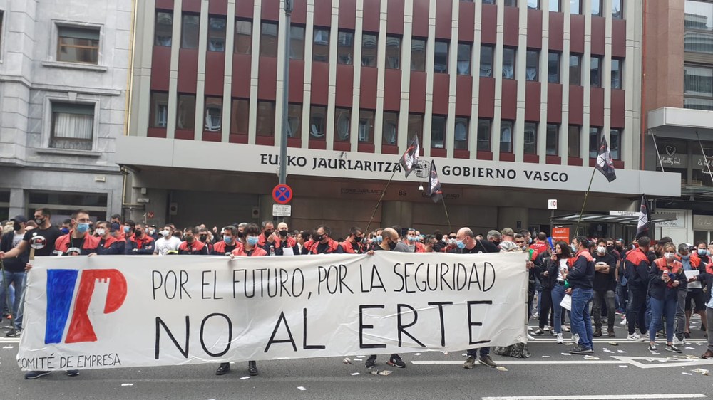 Manifestación conjunta de las plantillas Petronor y Tubacex en defensa del empleo