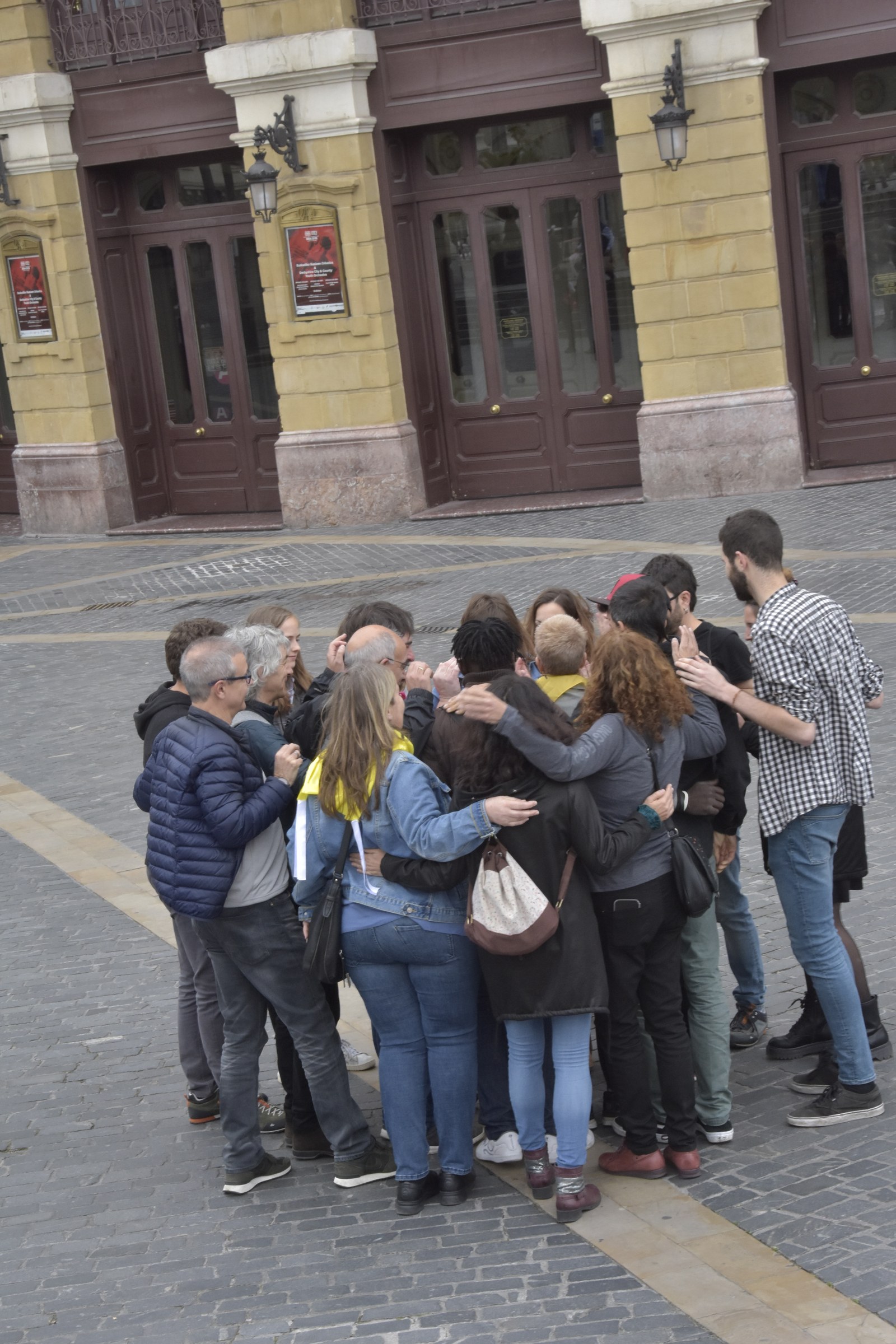 Un abrazo de pueblos, personas y derechos humanos #abrazada #Landeia Un abrazo de pueblos, personas y derechos humanos #abrazada #Landeia