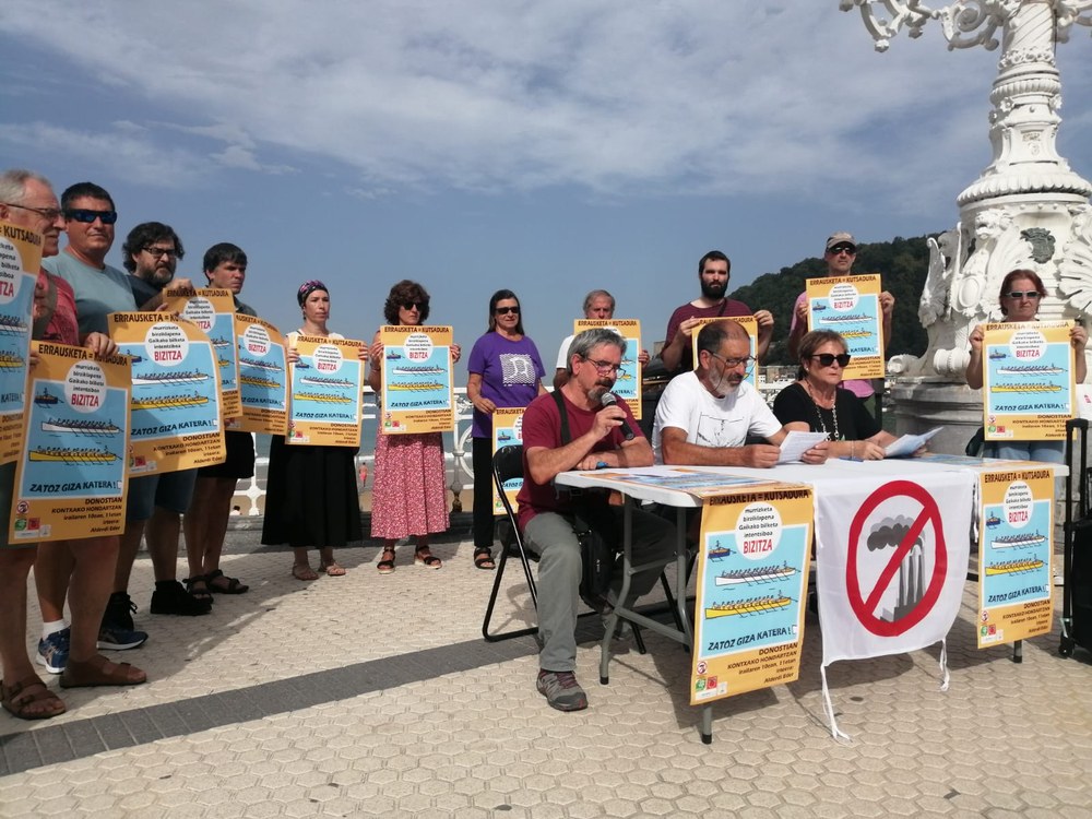 ELA se adhiere a la cadena humana contra la incineración en la regata de la Concha