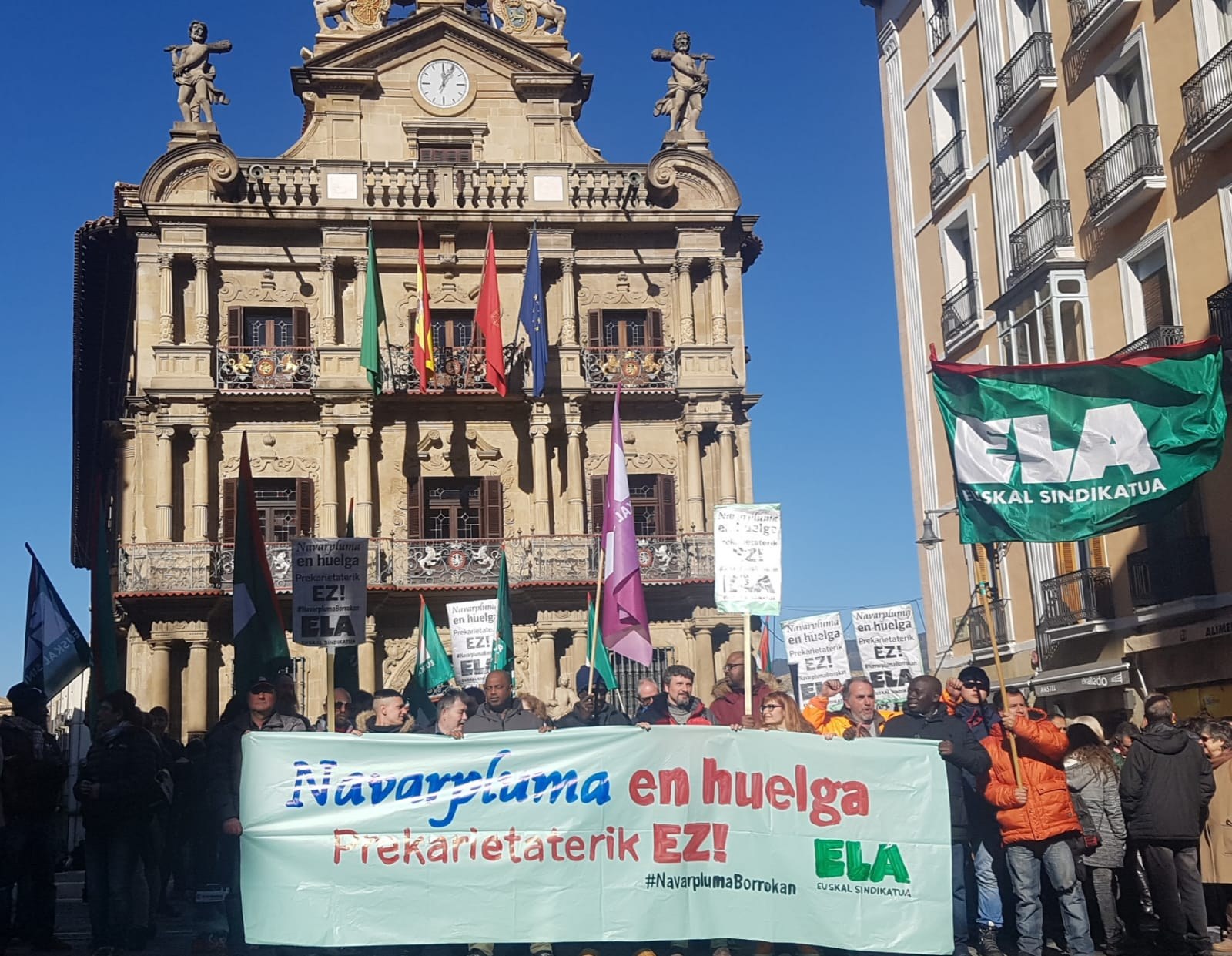 400 personas se concentran para exigir al Gobierno de Navarra que se implique en la huelga de Navarpluma