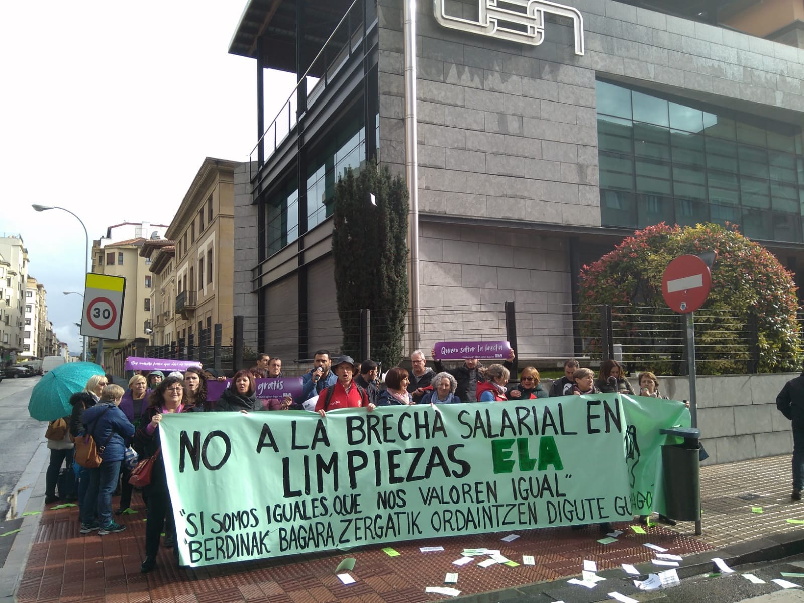 Las mujeres de la limpieza de edificios y locales de Navarra trabajarán gratis hasta fin de año