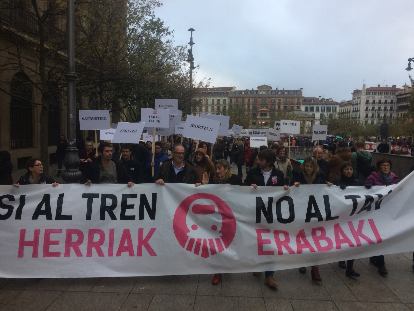 Cientos de personas en la manifestación de Iruña: ¡Si al tren, no al TAV!