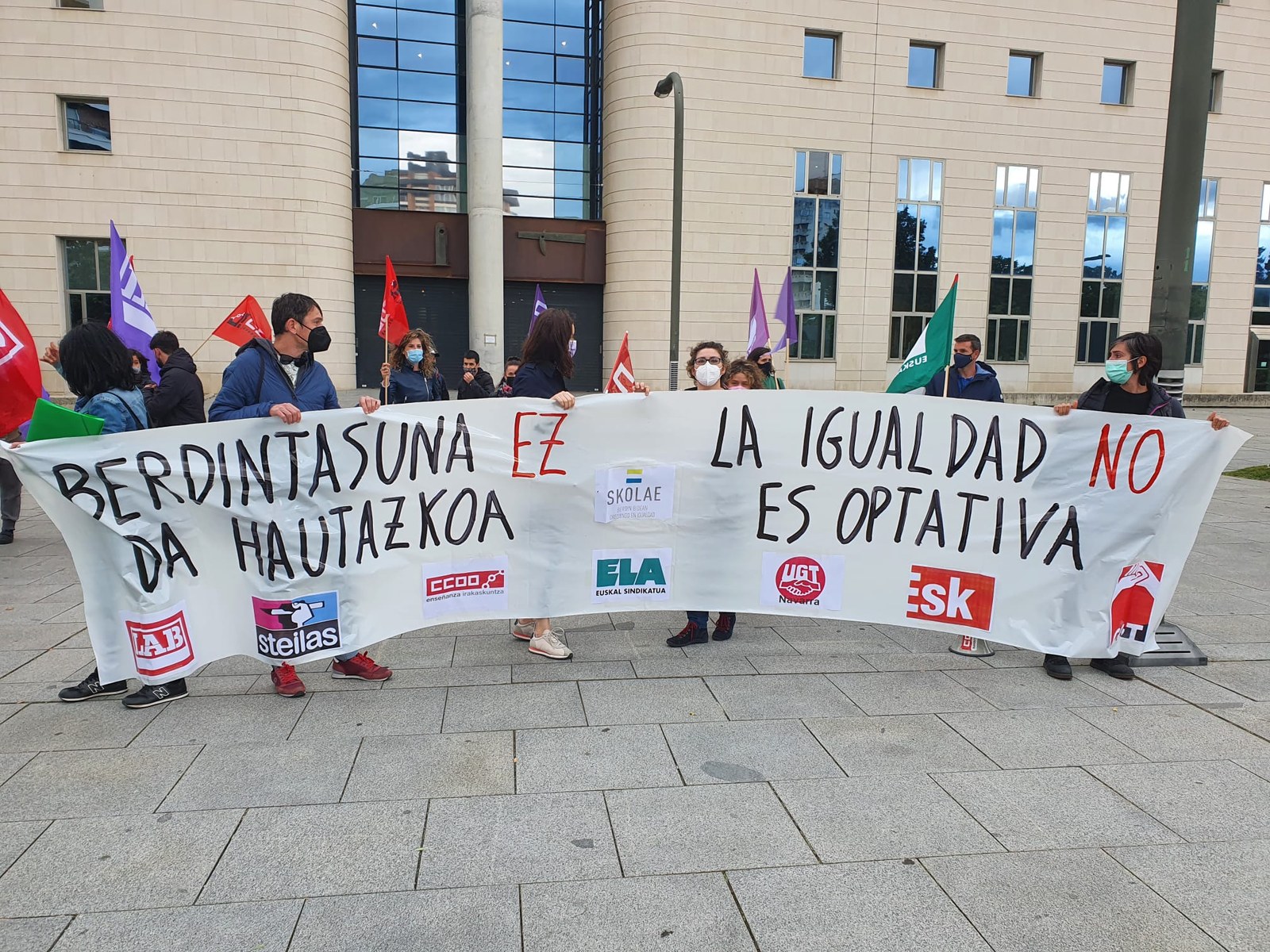 Concentración a favor de la igualdad y del programa SKOLAE