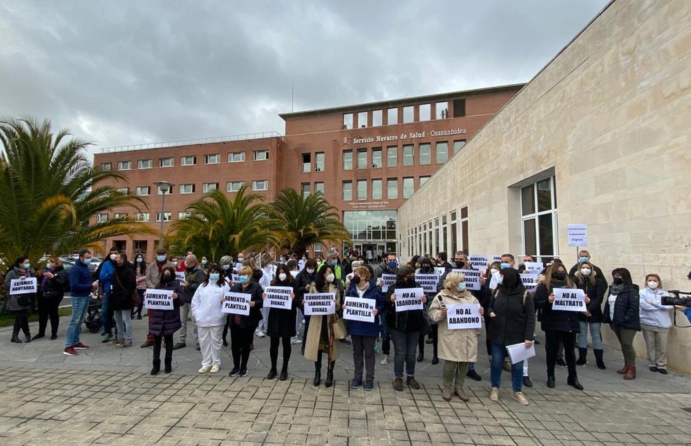 Concentración contra el maltrato y abandono del personal de Osasunbidea