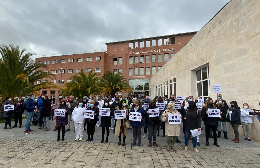 Concentración contra el maltrato y abandono del personal de Osasunbidea