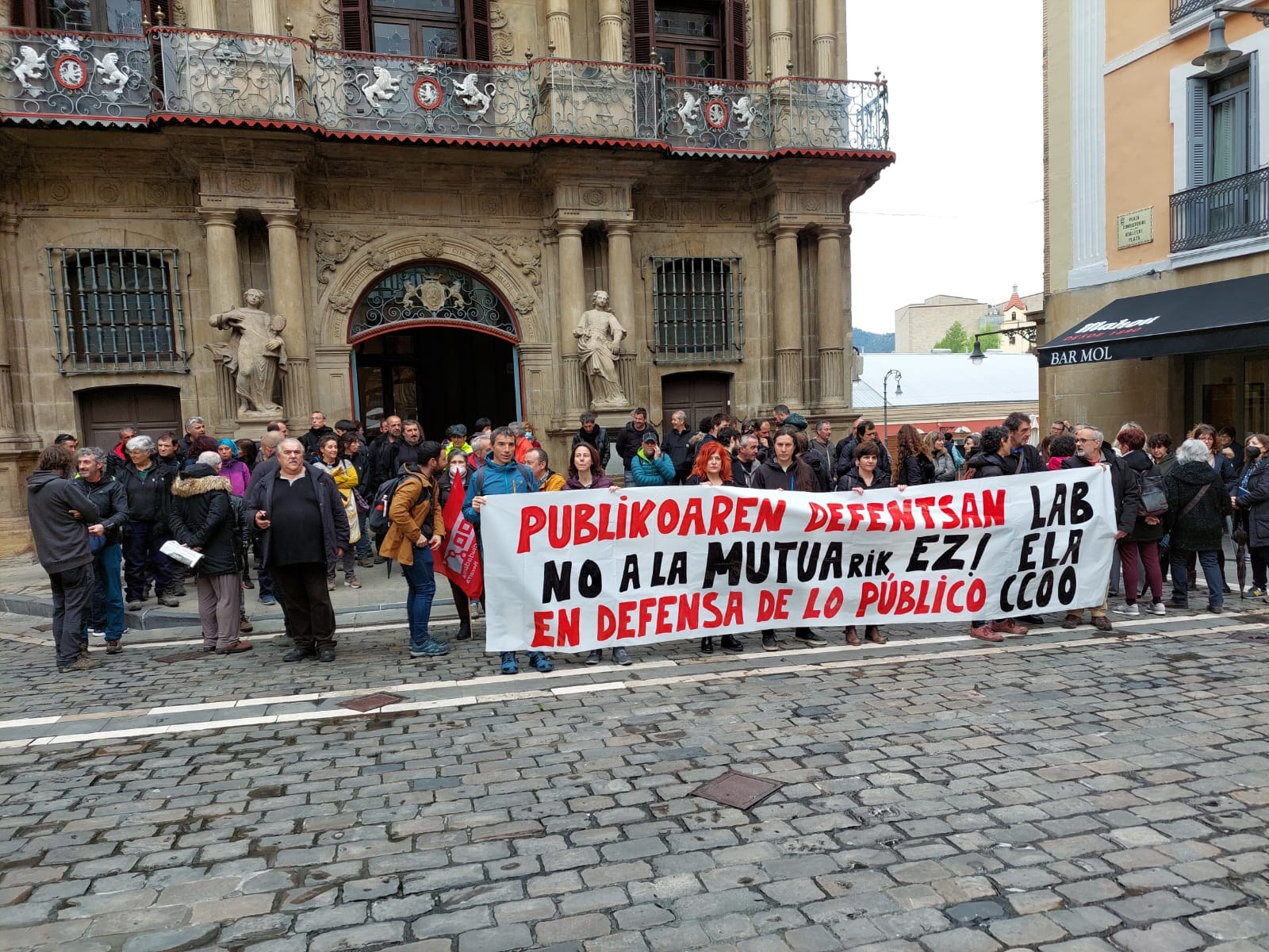 Concentración contra la decisión del Ayuntamiento de Pamplona de contratar la cobertura de las contigencias laborales con una mutua