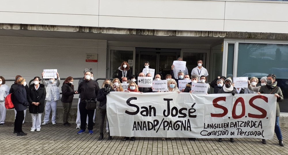 Concentración de la plantilla del Centro San José contra la amortización de una plaza de portería
