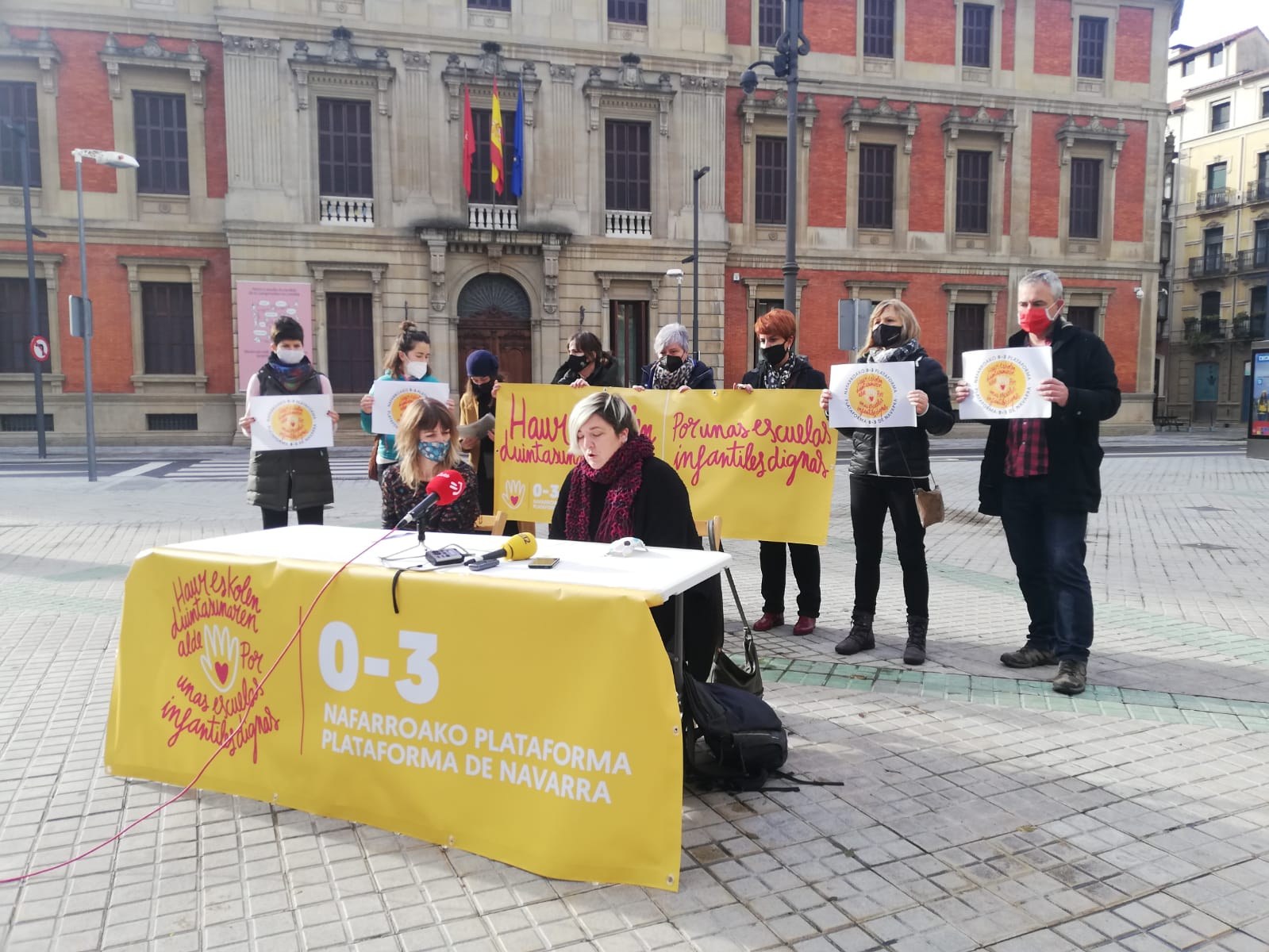 Concentración de la Plataforma 0-3 ante el Parlamento para denunciar la masificación y falta de inversión