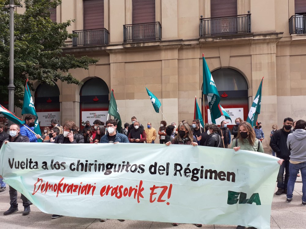 Concentración del Sindicato ELA para denunciar que el Gobierno de Navarra ha recuperado los criterios antidemocráticos del Régimen para promocionar a UGT y CCOO