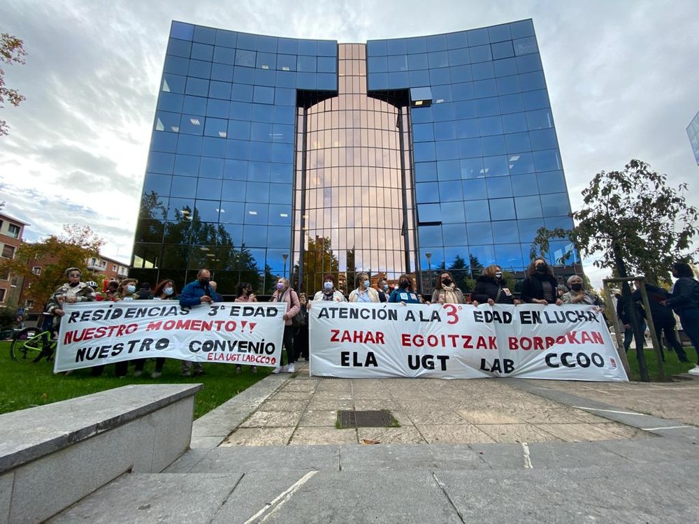 Concentración frente a LARES para exigir la negociación del primer convenio sectorial de Residencias de Navarra