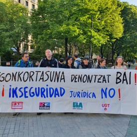 Concentración frente al Parlamento de Navarra para exigir una negociación para estabilizar al profesorado de la educación pública Concentración frente al Parlamento de Navarra para exigir una negociación para estabilizar al profesorado de la educación pública