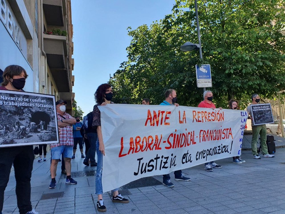 Concentración para denunciar los más de 20.000 trabajadores y trabajadoras navarras obligadas a realizar trabajos esclavos durante el franquismo