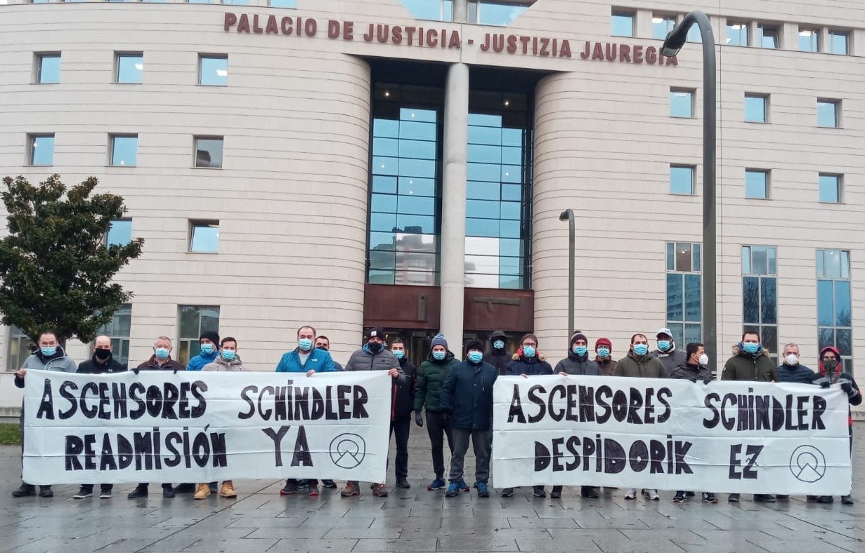 Concentración y paros de la plantilla de Schlinder por la readmisión de 2 trabajadores despedidos