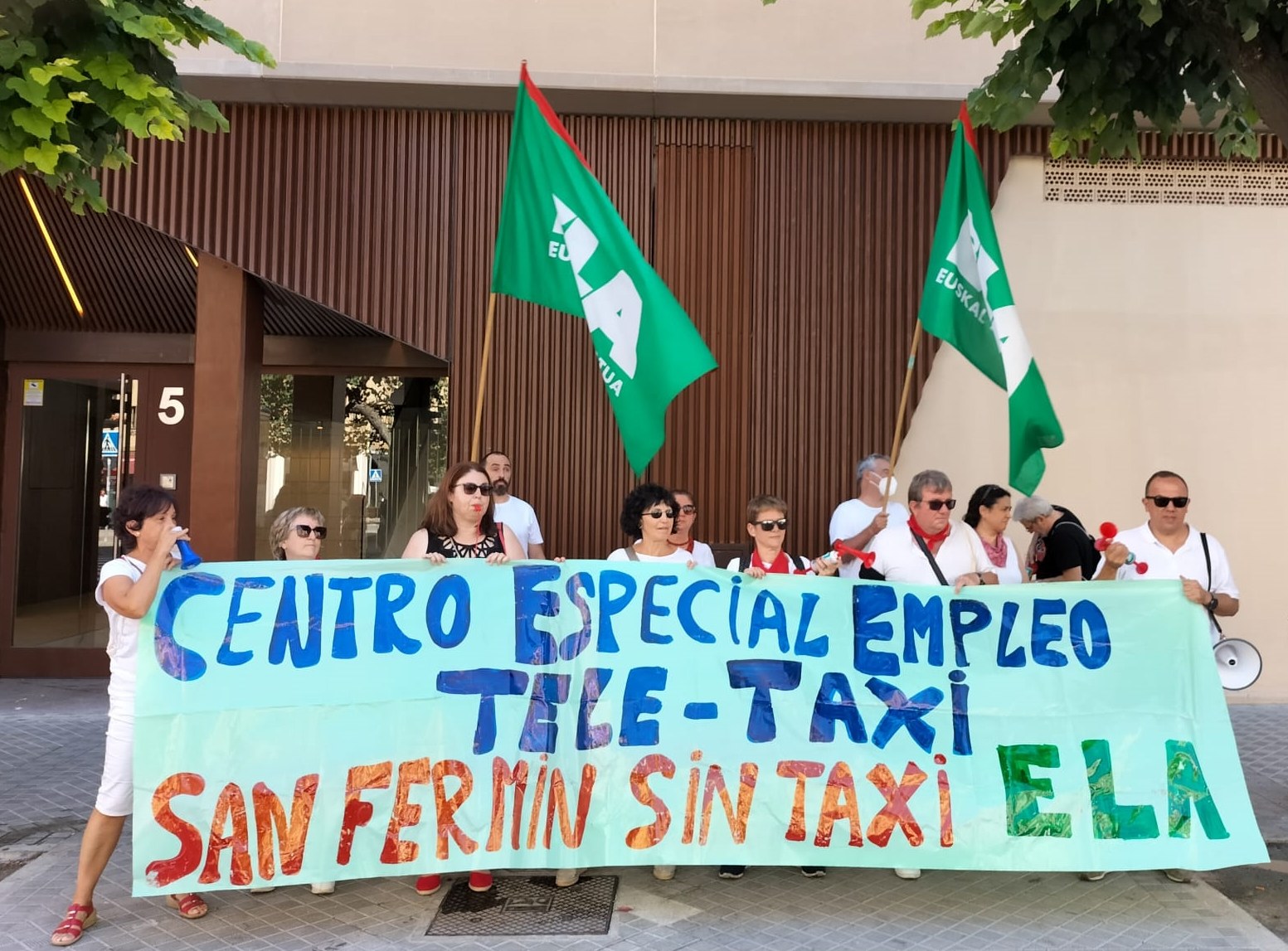 El amplio seguimiento de la huelga en Tele Taxi ha dejado mil llamadas sin atender al día durante los San Fermines